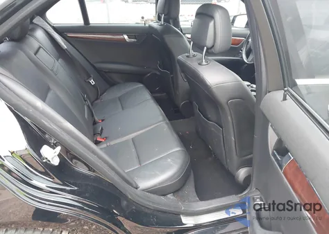 2011 Mercedes-Benz C 300 Sport z USA, uszkodzony, nr VIN WDDGF5EB5BA525563